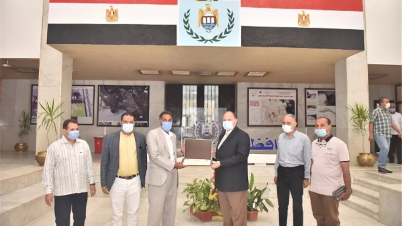 محافظ أسيوط يكرم قيادات وطلاب التعليم الفني أطلقوا مبادرة لتجميل الشوارع والترع ..صور