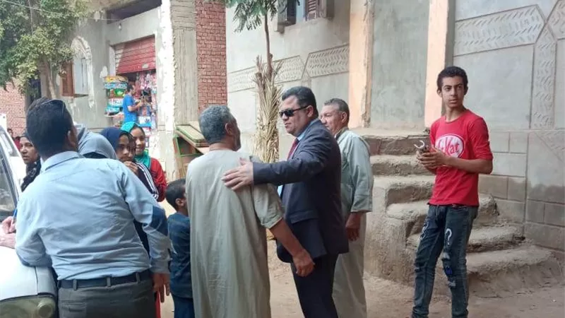 رئيس مدينة بني سويف يتابع إجراءات تسكين أسرة تصدع منزلها..صور