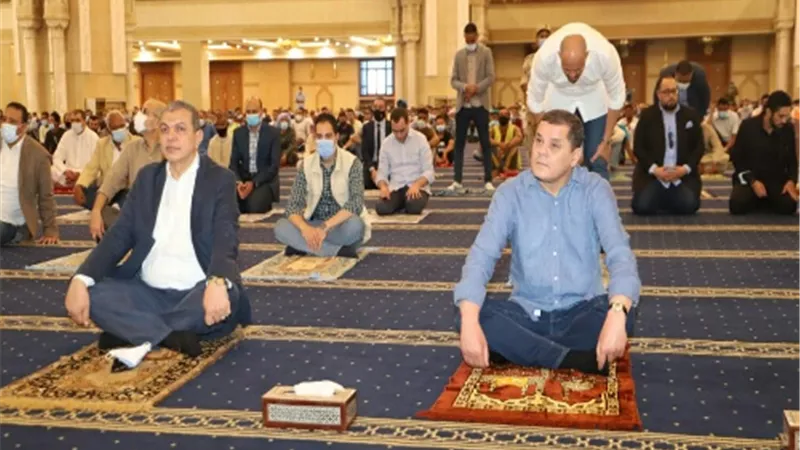 رئيس حكومة الوحدة الوطنية الليبية وسعفان يؤديان صلاة الجمعة في مسجد 