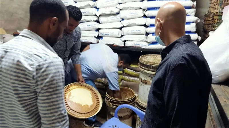 مسعود يقود حملة علي المنشآت الغذائية ويعدم طنين ويغلق مكانين تجهيز بسلسلة مطاعم بالزقازيق