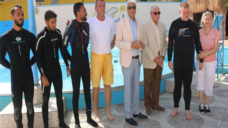 نجاح التجربة الجديدة لعلاج طفل صربي يعاني من مرض التوحد عن طريق الدولفين بشرم الشيخ
