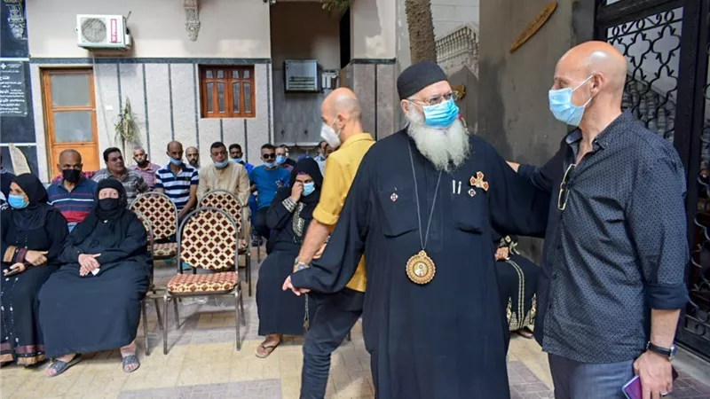 مسعود يتابع تطعيم الأخوة الأقباط والمسلمين بلقاح كورونا داخل كنيسة ماري مينا ب