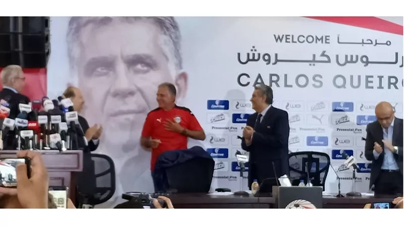 يحمل الرقم 100 .. أول صورة للمدير الفنى الجديد للفراعنة بقميص المنتخب