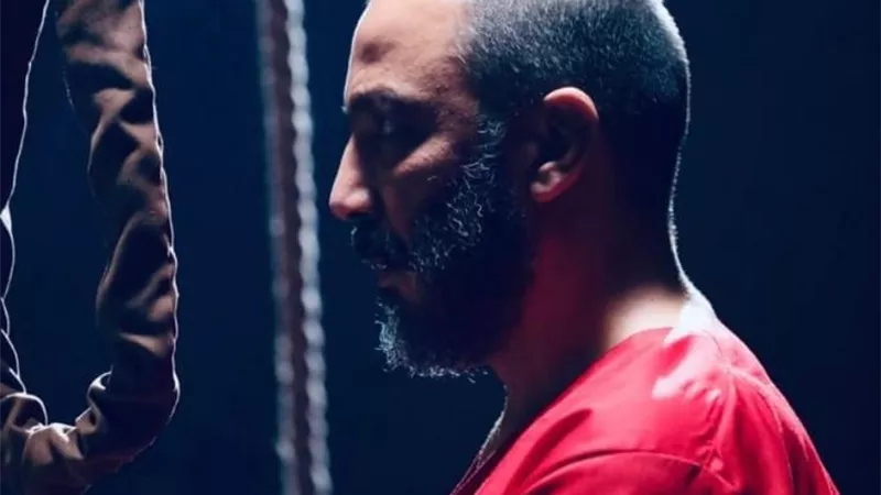 شاهد.. طارق لطفي يرتدي بدلة الإعدام فى إحدى مشاهده بمسلسل 