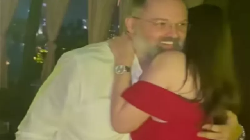 تورته فاكهة.. محمد محمود عبد العزيز يحتفل بعيد ميلاد خطيبته سارة.. فيديو