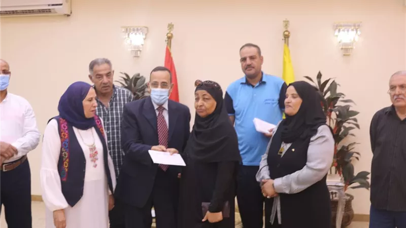 بتوجيهات السيد الرئيس.. شوشه يوزع الدفعة الأولي من تعويضات أسر الشهداء والمصابين
