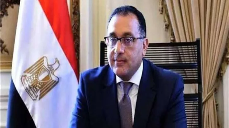 رئيس الوزراء يُهنئ وزير الإسكان بفوز 
