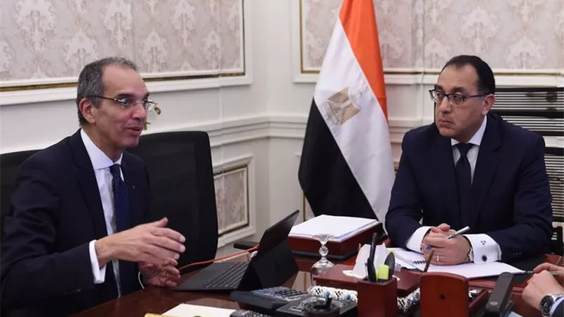 رئيس الوزراء يتابع مع وزير الاتصالات الموقف التنفيذي لعدد من المشروعات
