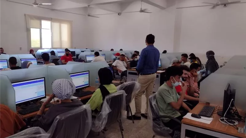 ٦٢٤ طالب بجامعة السويس يؤدون اختبارات الفصل الصيفي الالكترونية