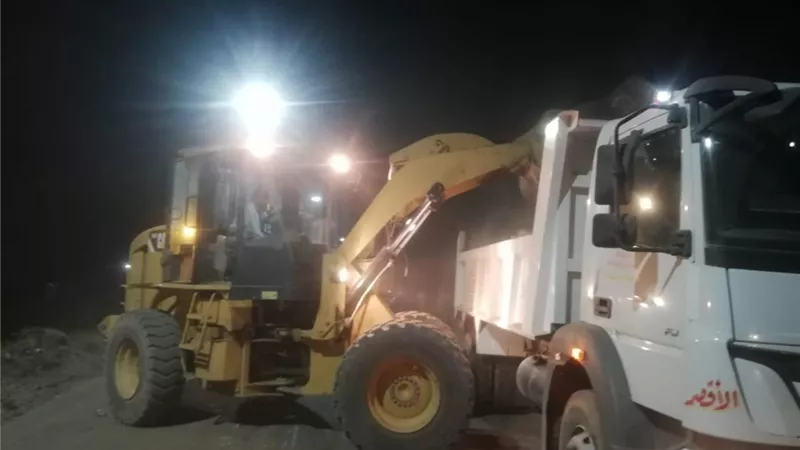 رفع ٤٠ طن مخلفات واتربة فى حملة نظافة بإسنا جنوب الأقصر