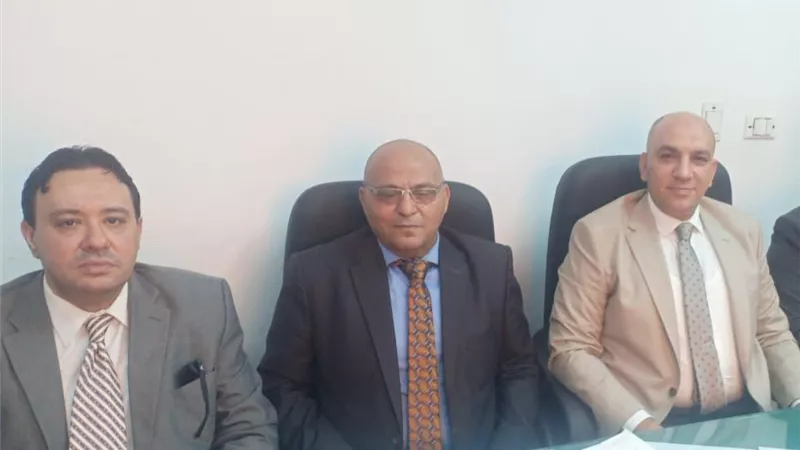 الأم طمعت في عريس إبنتها.. وتخلصت من الزوج ليخلو لها الجو