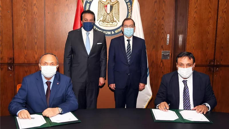 وزير البترول يشهد توقيع بروتوكول بين المصرية للثروة المعدنية والقومي لعلوم البحار