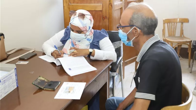 رئيس جامعة جنوب الوادي يتفقد نقاط تلقي لقاح كورونا