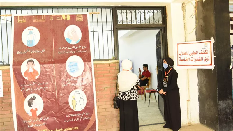 رئيس جامعة أسيوط يتفقد إنطلاق أعمال الكشف الطبى ويشيد بإقبال الطلاب على التطعيم باللقاح المضاد لفيروس كورونا