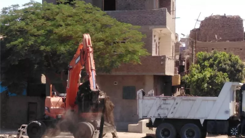 رفع ١٠٠م٣ قمامة ومخلفات من على جانبى ترعة اصفون بالرياينة بارمنت جنوب غرب الأقصر