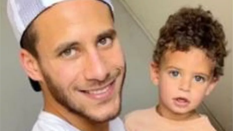 نجم بيراميدزيحتفل بعيد ميلاد نجله زين