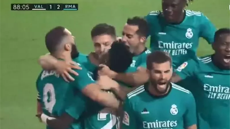 هدف بنزيمة ينقذ ريال مدريد ويفوز أمام فالنسيا فى الدورى الأسبانى