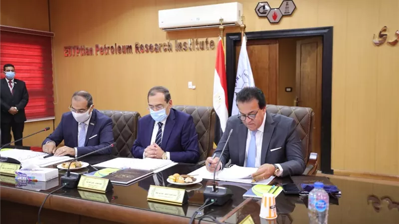 وزير التعليم العالى يوجه بضرورة إعداد وتأهيل صغار الباحثين بالمراكز والهيئات البحثية