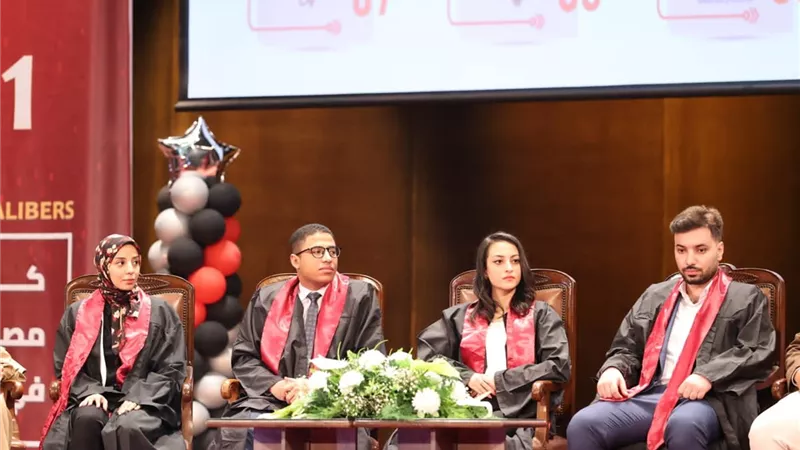 طلعت يدعو الخريجين لمواكبة التطور التكنولوجي واكتساب المهارات المطلوبة بسوق العمل العالمى