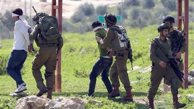 قوات الاحتلال الإسرائيلي تعتقل 5 فلسطينيين في طولكرم ورام الله