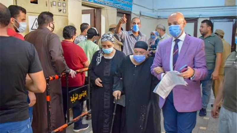 وكيل صحة الشرقية يتابع ويشارك في تطعيم المواطنين بلقاح كورونا بديوان المديرية