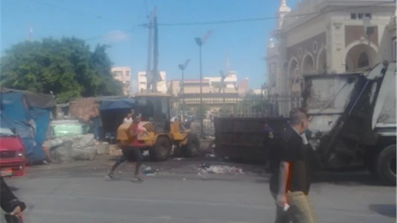 ازالة ومنع تجمعات القمامة حول محطة مصر