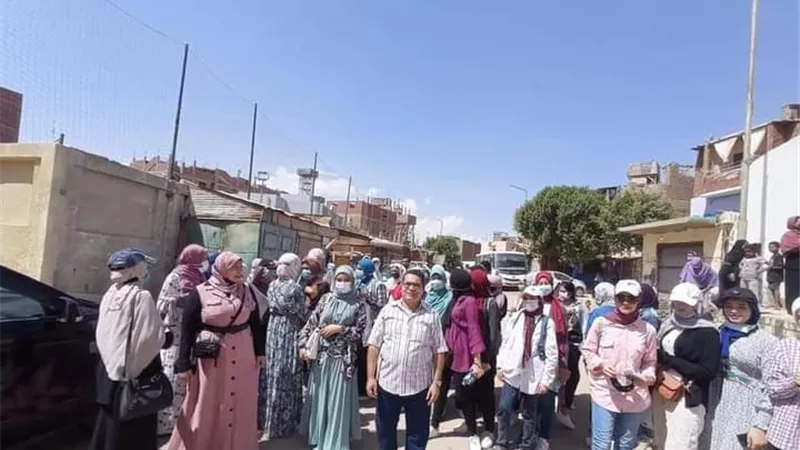 تنظيم قوافل توعوية لمحو الأمية بمناطق حي الجناين بالسويس