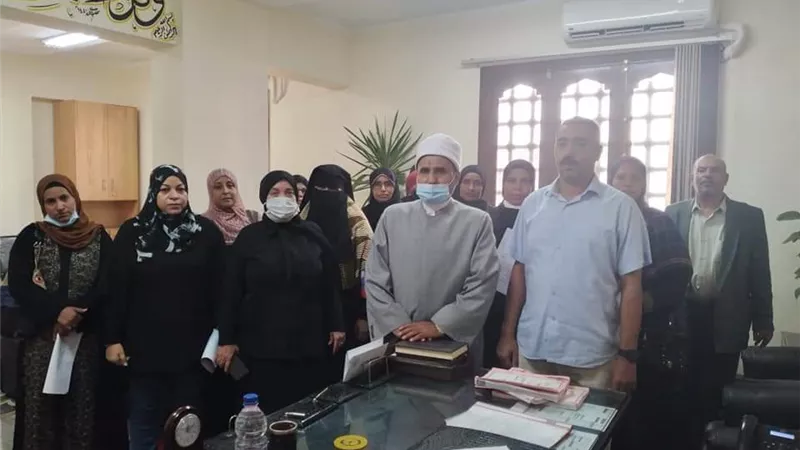 الهوارى يسلم عقود عاملات رياض الأطفال للعمل فى إدارات الأزهر بالبحر الأحمر