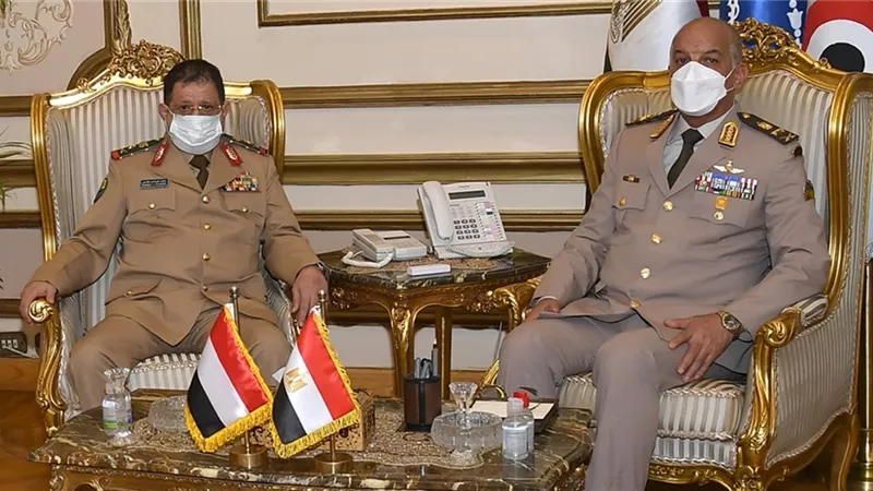 الفريق أول محمد زكى يلتقى وزير دفاع جمهورية اليمن خلال زيارته الرسمية لمصر