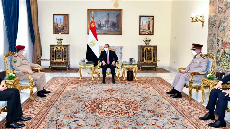 السيسي يبحث مع وزير الدفاع اليمني التعاون في المجالين العسكري والأمني