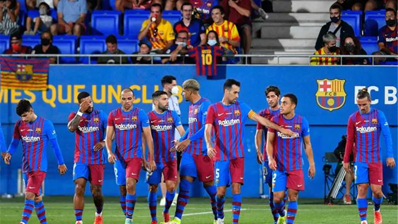 كوتينيو وديباي يقودان هجوم برشلونة أمام غرناطة
