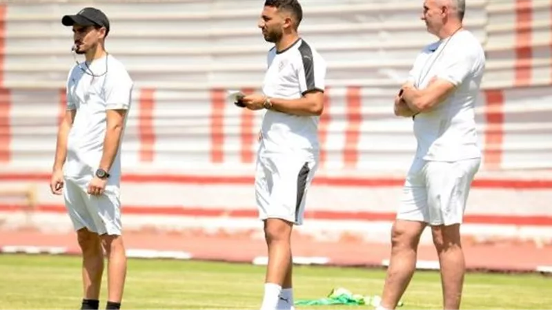 كارتيرون يجتمع بلاعبي الزمالك في المران المسائي ويطالبهم بالتركيز