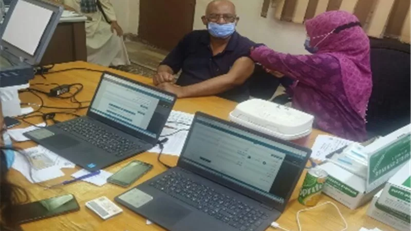 تلقي الجرعة الأولى من التطعيم ضد كورونا للعاملين بالقوى العاملة بسوهاج