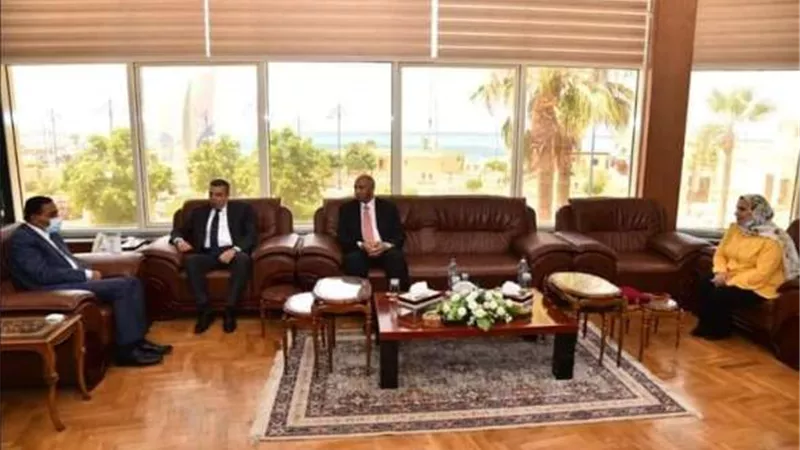 الهيئة العامة للإستعلامات تهدي محافظة مطروح نسخ من الدستور المصري باللغات المختلفة