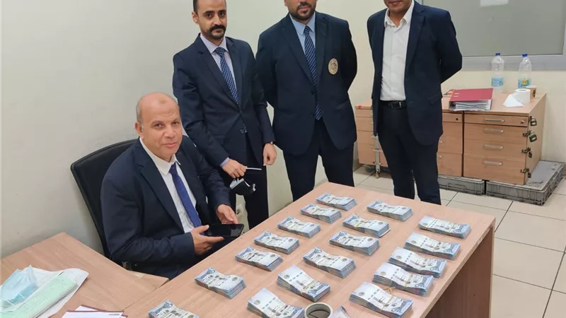 جمارك المطار تضبط نجار يخفي أكثر من مليون ريال بحقائبه