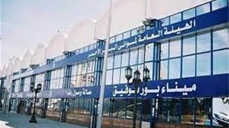 وصول 400 سيارة لميناء بورتوفيق قادمة من جدة