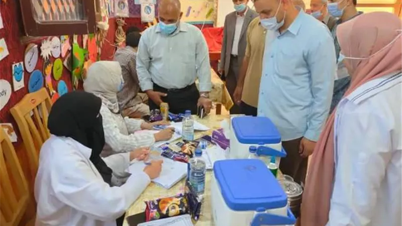 وكيل وزارة التعليم ببنى سويف يتابع حصول المعلمين على لقاح كورونا