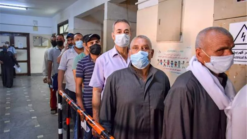 وكيل الصحة بالشرقية يؤكد على التباعد وارتداء الكمامات فى مراكز التطعيم بلقاح