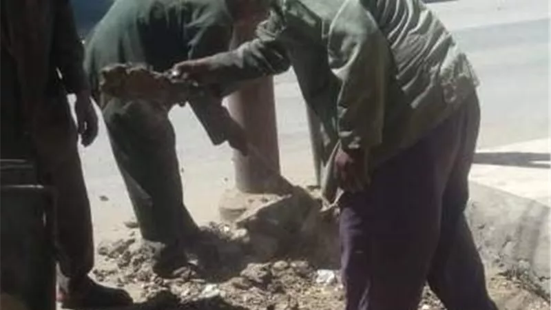 تغطية حفرة صرف صحى شرق مدينة الأقصر