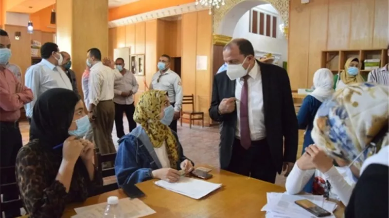 بدء الكشف الطبي على الطلاب الجدد وحصولهم على لقاح كورونا بجامعة بنى سويف