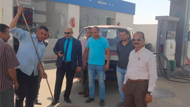 ضبط ١٧٥٠ كمامة مجهولة المصدر و٢٧٩٠ كيس مقرمشات منتهى الصلاحية قبل طرحهم بالأسواق بمركز أبوقرقاص