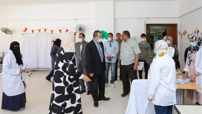 رئيس جامعة السويس يتفقد إجراءات الكشف الطبي والتطعيمات للطلاب الجدد ..صور
