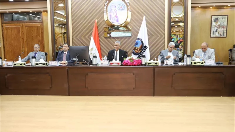 رئيس جامعة جنوب الوادى يعلن تطبيق الكتاب الالكترونى