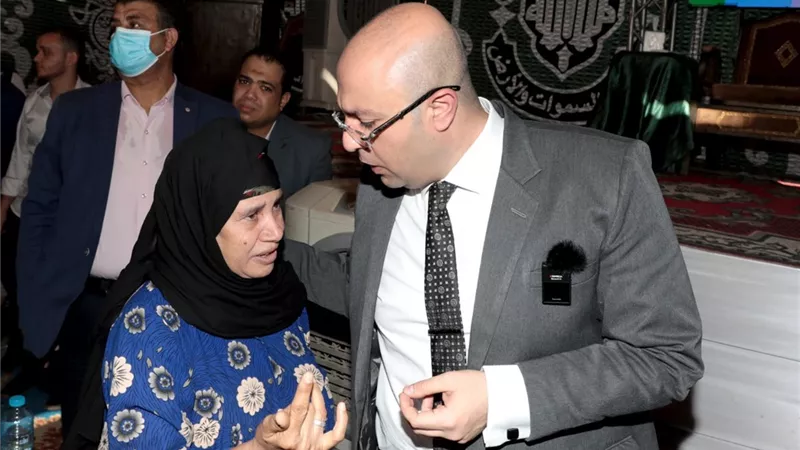 محافظ بني سويف يستمع لشكوى سيدة مسنة ويأمر باتخاذ اللازم