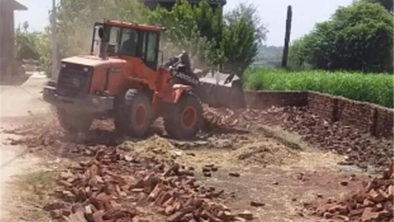 ازالة حالتى تعدى بالبناء بالرياينة جنوب غرب الأقصر