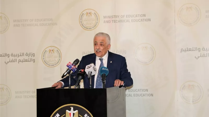 بالصور.. وزير التعليم يستعرض منهج 