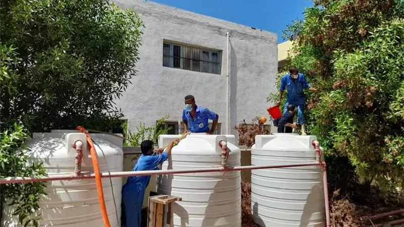مياه البحر الأحمر بدأت حملة تطهير خزانات المدارس مجاناً