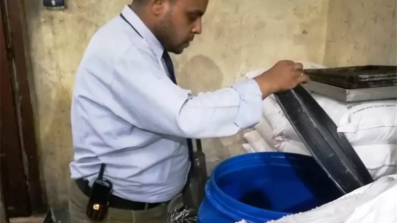 غلق 30 منشأة وتحرير 300 محضر مخالفة وإعدام 101 ألف و 675 كجم في حملات لمديرية الصحة بأسوان