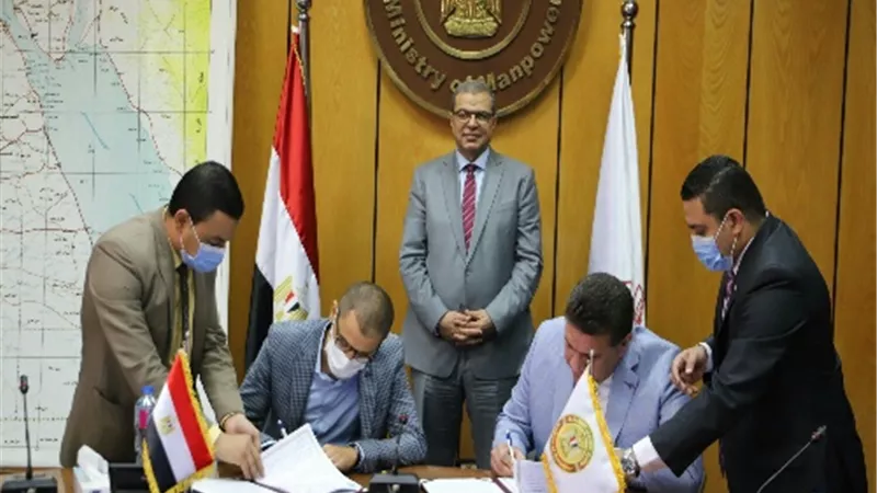 سعفان يشهد توقيع اتفاقية تسوية بين إحدي الشركات و