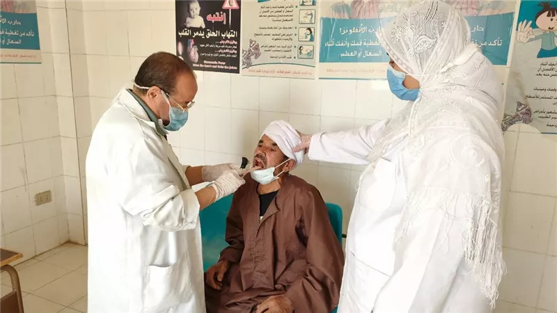 صحة المنيا : فحص وعلاج 1678 مريضا فى قافى طبية مجانية بكفر الصالحين